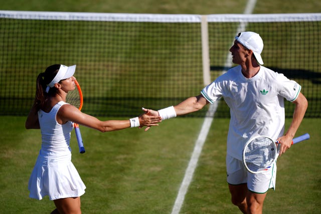 Joe Salisbury and Luisa Stefani give each other a high five