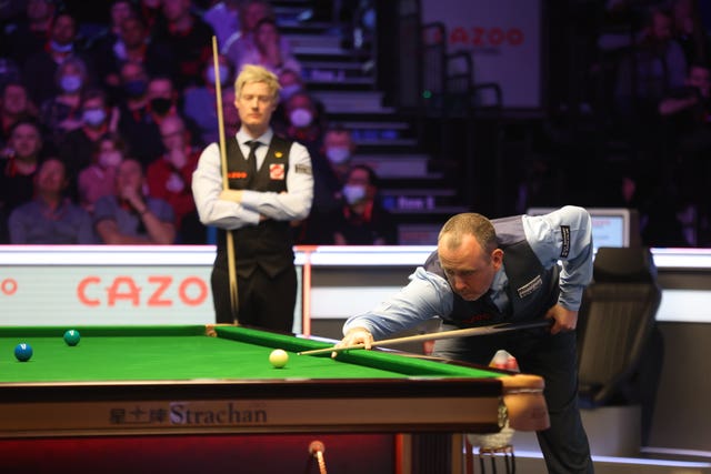 Neil Robertson (left) came from 3-1 down to beat Mark Williams 6-5 at Alexandra Palace 