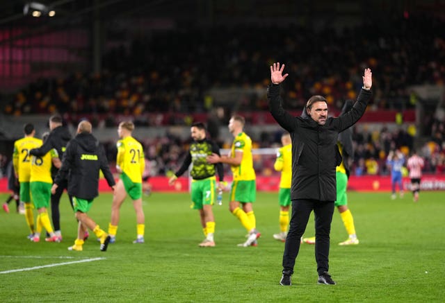 Daniel Farke salutes the fans after the win at Brentford