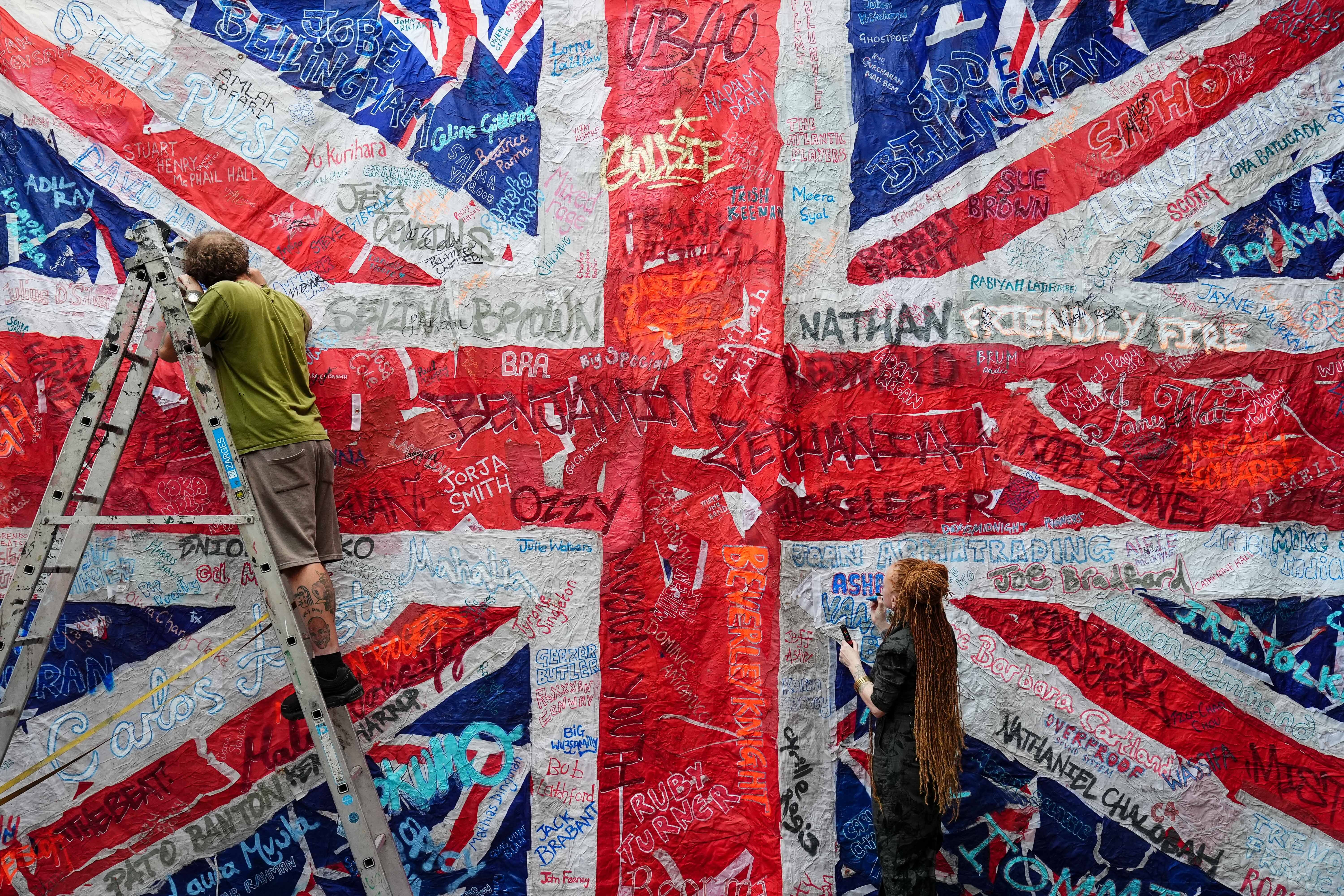 UNION アート Artist creates 'community' Union flag from discarded lamppost