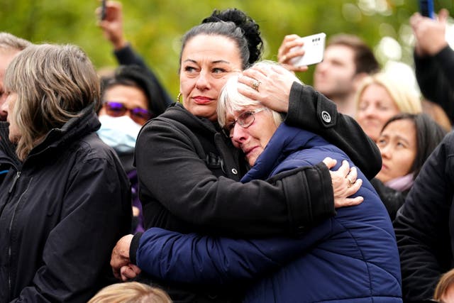 People on The Mall listen to the state funeral 