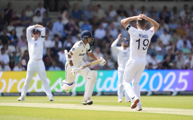 Yashasvi Jaiswal runs as England players react in disappointment