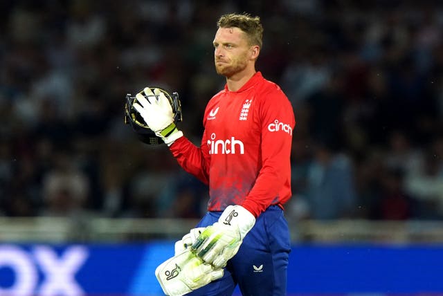 Jos Buttler gives instructions to his England side