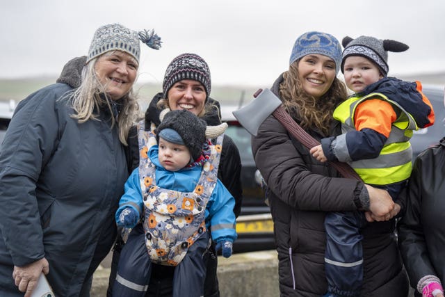 A family watches the Vikings