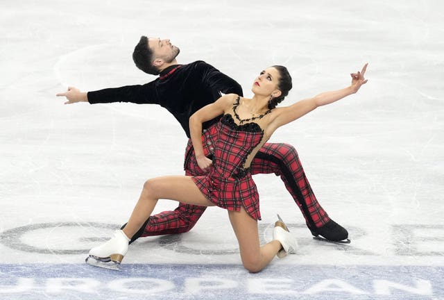 Lilah Fear and Lewis Gibson skating