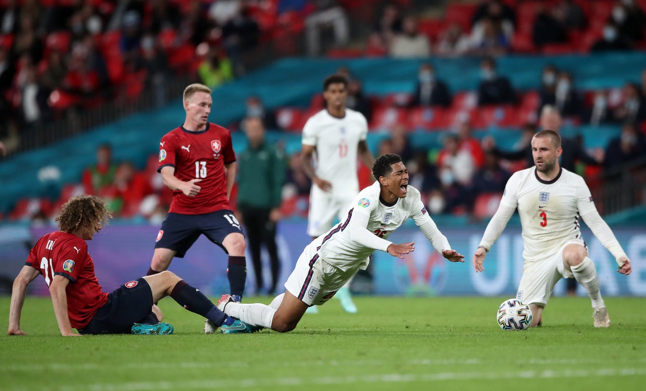 England top Group D as Raheem Sterling goal sees off Czech ...