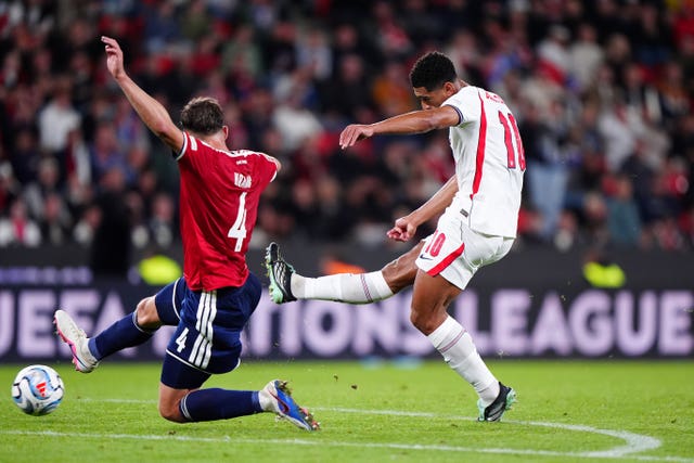 England’s Jude Bellingham, right, attempts a shot on goal against Czechia