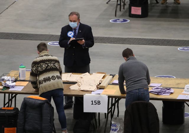 Alex Salmond watches votes being counted