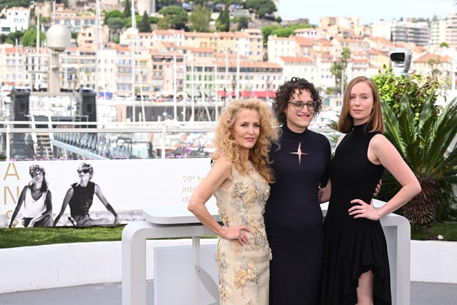 Gillian Anderson, Jane Schoenbrun and Hannah Einbinder in Cannes