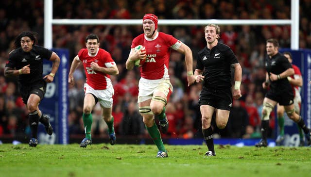 Alun Wyn Jones breaks through the New Zealand defence