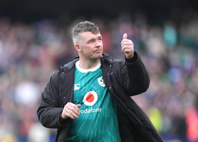 Peter O’Mahony acknowledges the crowd