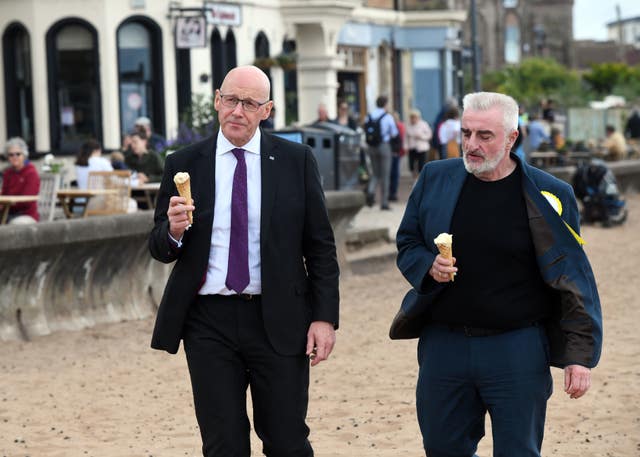 John Swinney and Tommy Sheppard eating ice cream on Portobello beach