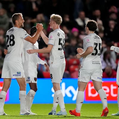 West Ham cruise to comfortable victory over nine-man Lincoln