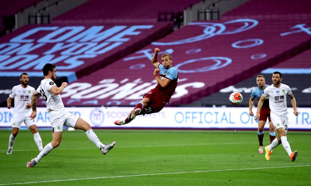 Tomas Soucek has an effort for West Ham
