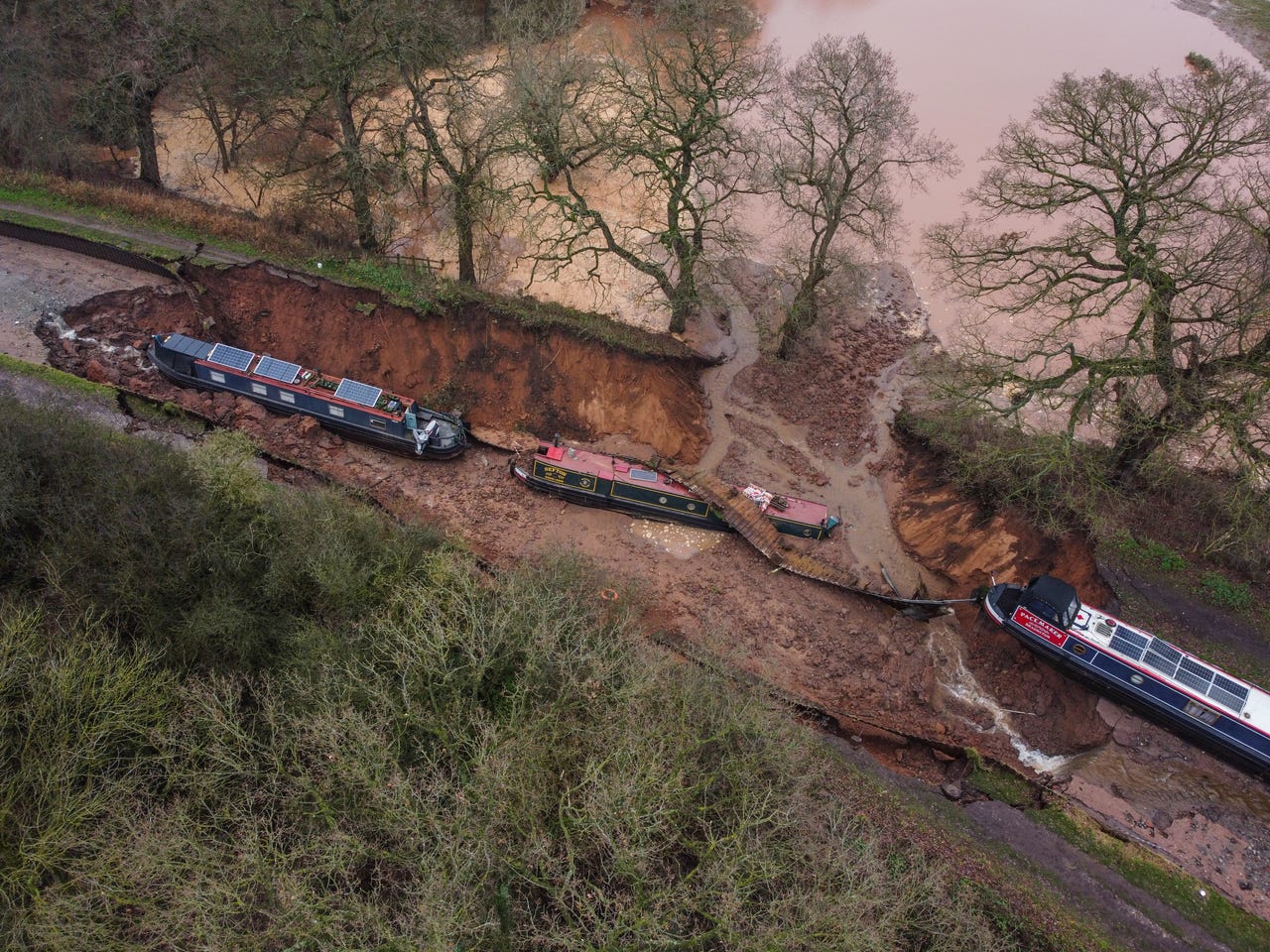 Stretch of canal dammed off after ‘sinkhole’ leaves 10 needing rescue ...
