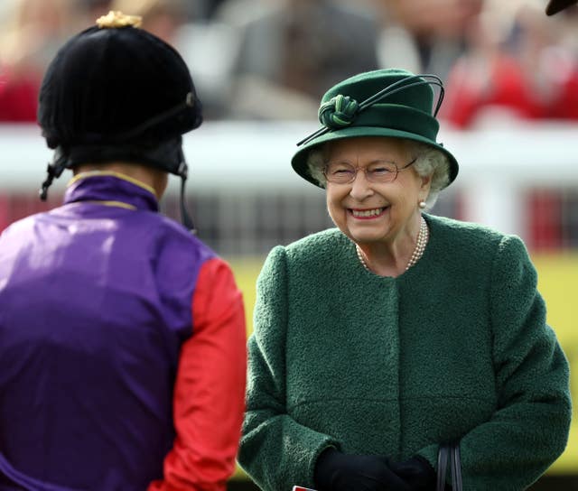 The Queen talks to Frankie Dettori