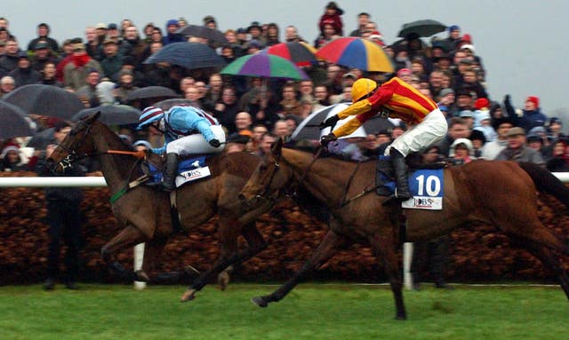 Edredon Bleu edges out Tiutchev in the 2003 King George