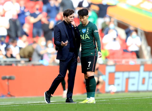 Ryan Mason speaks to Son Heung-min during the Carabao Cup final 