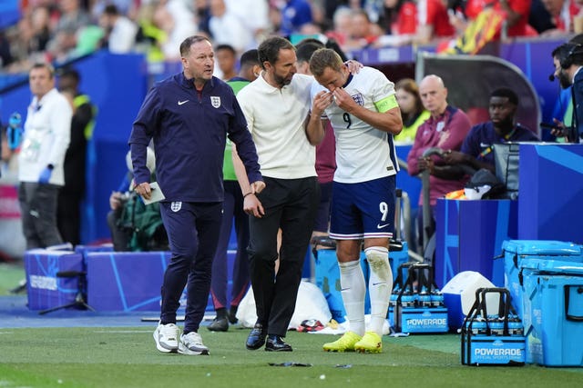 Gareth Southgate puts his arm around Harry Kane on the touchline