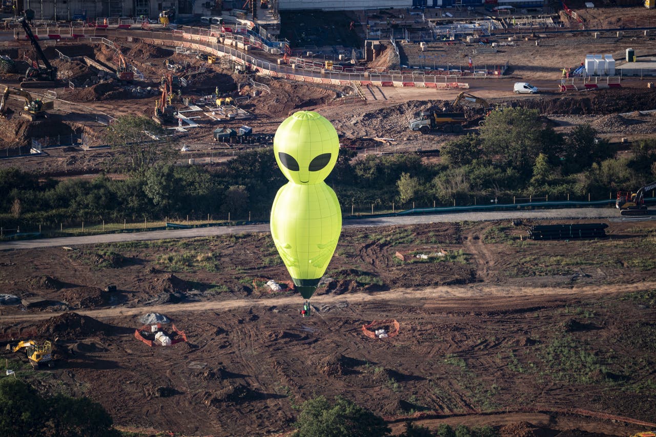 In Pictures: Blue skies as Bristol balloon fiesta gets up, up and away ...
