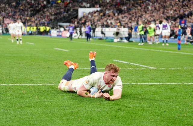 Ollie Chessum scores a try