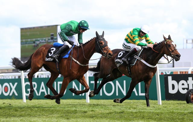 Jonbon edged out El Fabiolo at Aintree