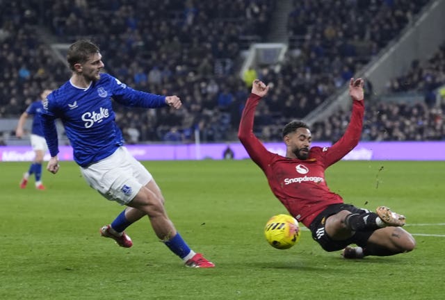 Kiernan Dewsbury-Hall, left, and Manchester United’s Matheus Cunha 