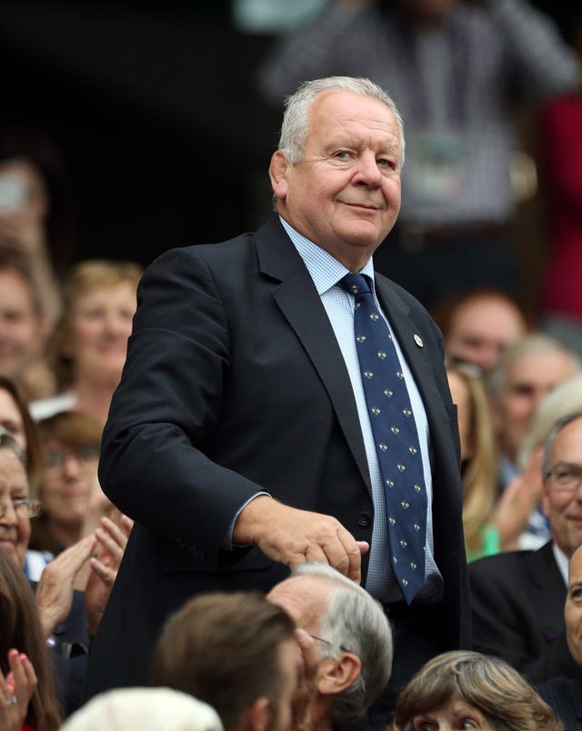 Former England and Britiish and Irish Lions captain Bill Beaumont is to receive a knighthood.