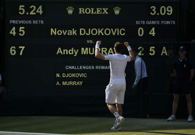Andy Murray celebrates in front of the scoreboard