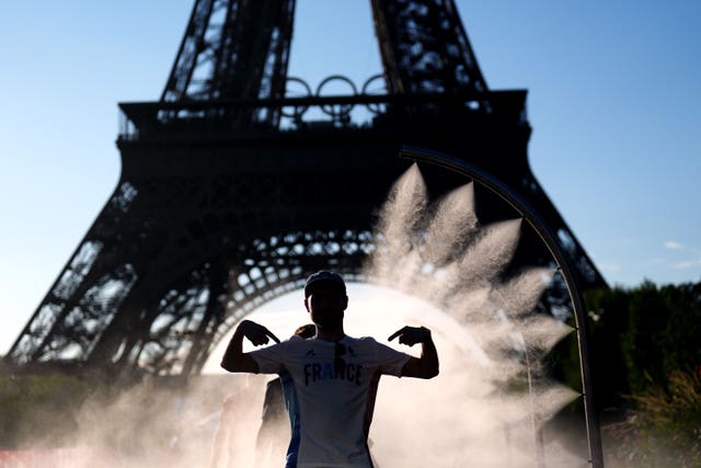 Fans walking through mists of water at the Eiffel Tower