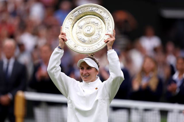 Marketa Vondrousova lifts the trophy 