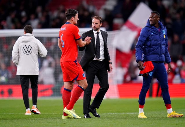Gareth Southgate shakes hands with Harry Maguire