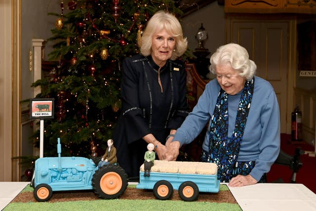 The Queen and June Spencer with an Archers-themed cake