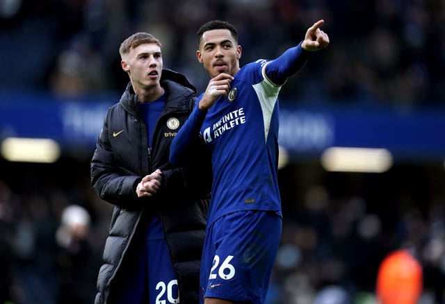 Chelsea's Levi Colwill points something out to team-mate Cole Palmer
