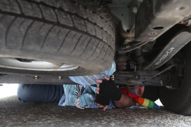 Protester under van