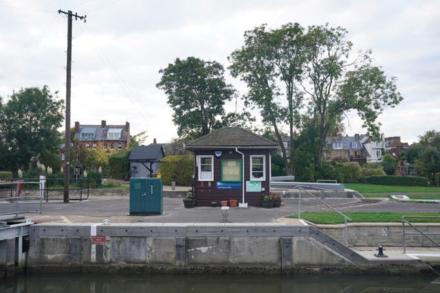 Boat capsized at Sunbury Lock