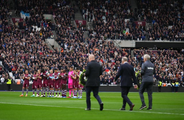 Sean Dyche, Geoff Hurst and David Moyes place wreaths on the pitch before kick off in tribute to Bill Kenwright