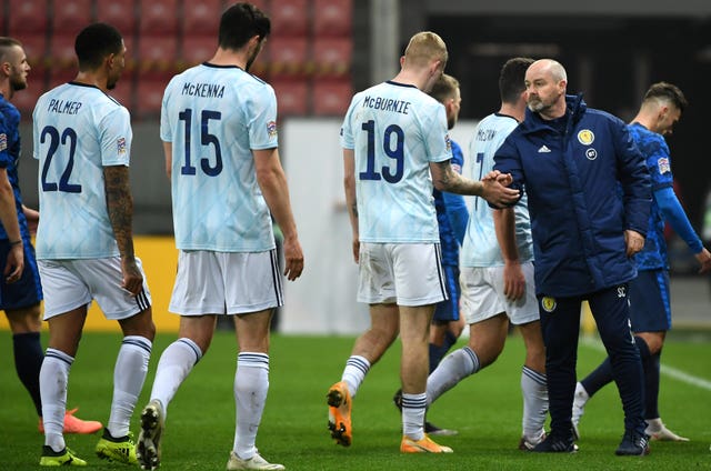 Scotland manager Steve Clarke and Oli McBurnie shake hands 