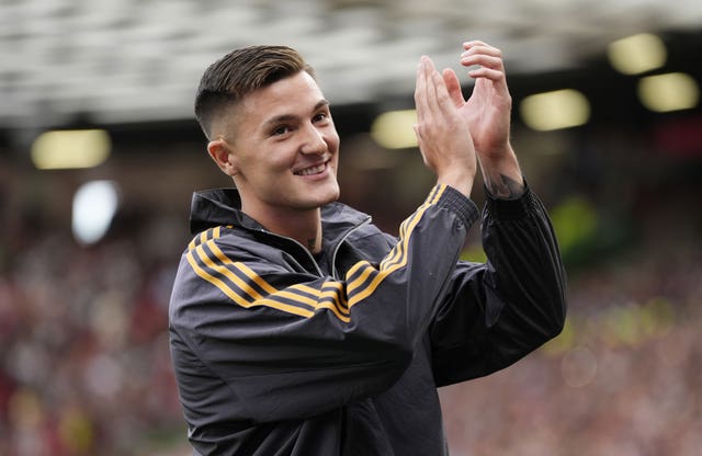 Manchester United striker Benjamin Sesko claps