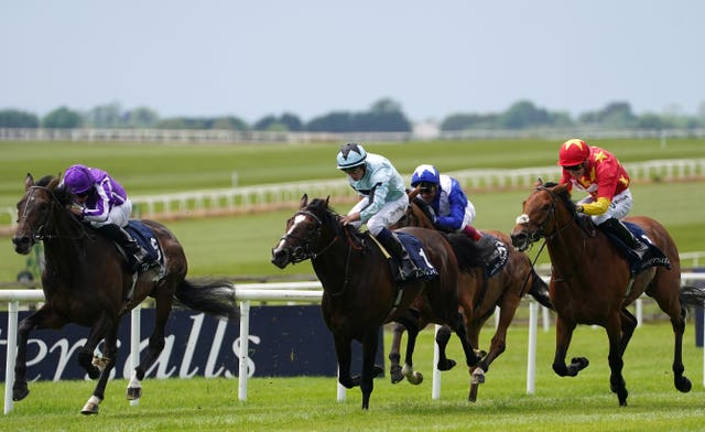 Alenquer (centre) reels in High Definition (left) with State Of Rest not far behind