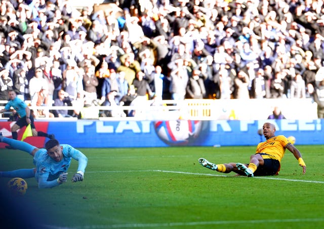 Mario Lemina scores