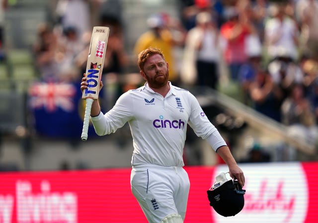 Jonny Bairstow acknowledges the fans