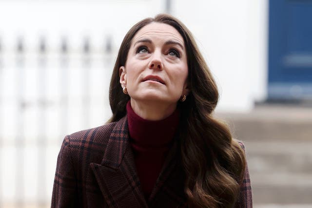 Kate looks up as she enters the Royal Marsden Hospital