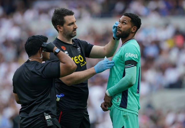 Sheffield United goalkeeper Wes Foderingham receives treatment 