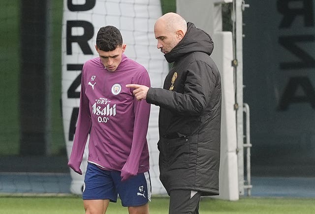 Enzo Maresca talking to Phil Foden