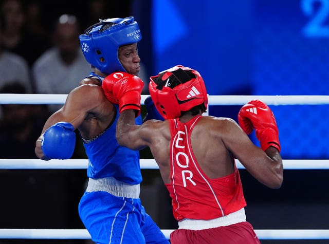 Cindy Ngamba (right) boxing against Panama's Atheyna Bibeichi Bylon 