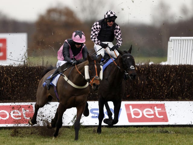 Cooper’s Cross going on to win the Sky Bet Chase