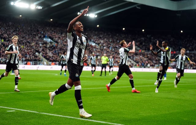 Joe Willock puts his right arm in the air to celebrate Newcastle''s second goal