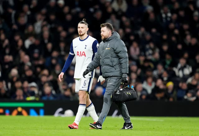 Radu Dragusin leaves the field