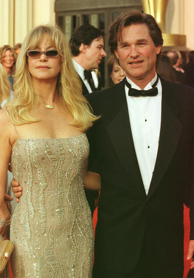 Goldie Hawn and her partner Kurt Russell arriving for the 73rd Annual Academy Awards (The Oscars) at the Shrine Auditorium in Los Angeles, USA. Goldie is wearing a silver chiffon dress by Vera Wang